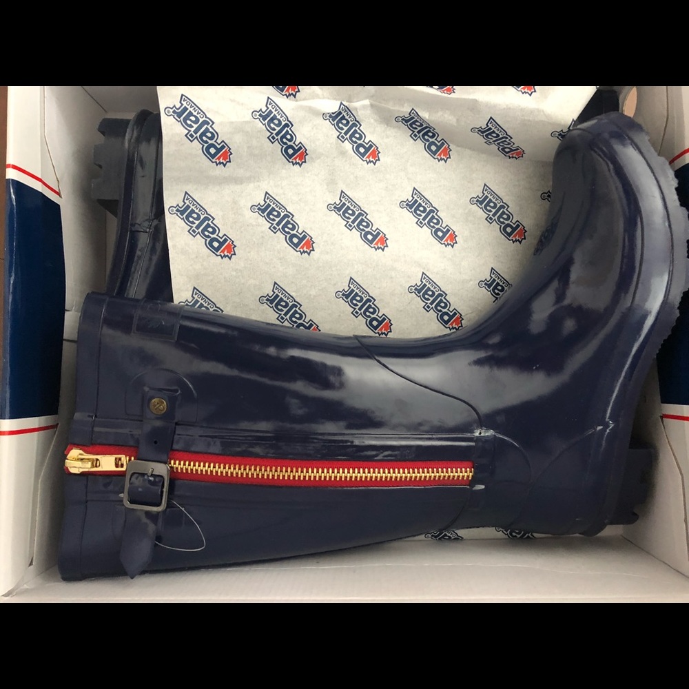 NEW IN BOX - Pajar rain boots. Size 9-9.5 US